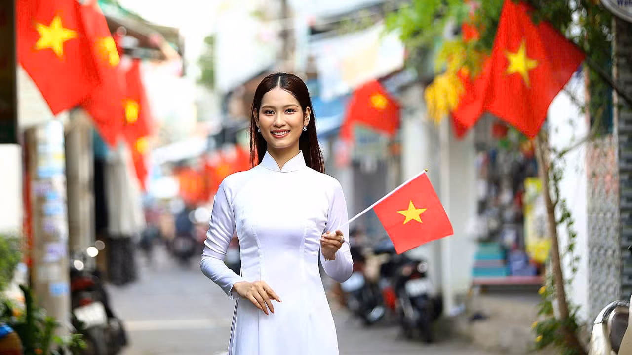 Những con hẻm nhỏ rợp bóng cờ ở trung tâm thành phố Cần Thơ trở thành "background" cho nhiều tay máy. Những con hẻm nhỏ rợp bóng cờ ở trung tâm thành phố Cần Thơ trở thành "background" cho nhiều tay máy.