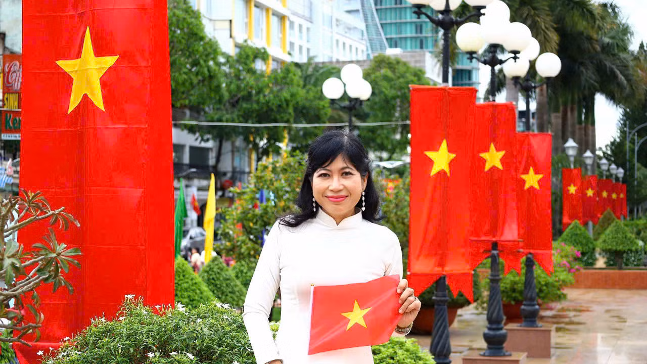 Nhiều người chụp ảnh lưu niệm tại Bến Ninh Kiều, thành phố Cần Thơ với nền cờ đỏ sao vàng. Nhiều người chụp ảnh lưu niệm tại Bến Ninh Kiều, thành phố Cần Thơ với nền cờ đỏ sao vàng.