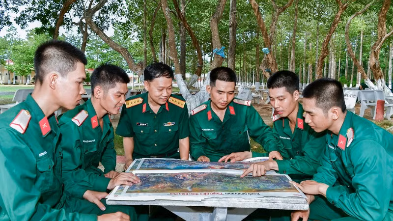 Cán bộ, chiến sĩ Tiểu đoàn 2, Lữ đoàn Thông tin 29, Quân khu 9 thưởng tranh do Báo Nhân Dân tặng.