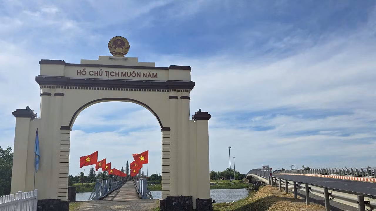Cờ đỏ sao vàng tung bay trên cầu Hiền Lương, Di tích Quốc gia đặc biệt Đôi bờ Hiền lương-Bến Hải, tỉnh Quảng Trị. Cờ đỏ sao vàng tung bay trên cầu Hiền Lương, Di tích Quốc gia đặc biệt Đôi bờ Hiền lương-Bến Hải, tỉnh Quảng Trị.