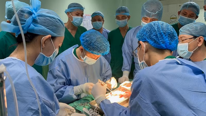 Ca phẫu thuật ghép thận kéo dài 5 giờ đồng hồ nhưng được bệnh viện chuẩn bị suốt 3 năm.
