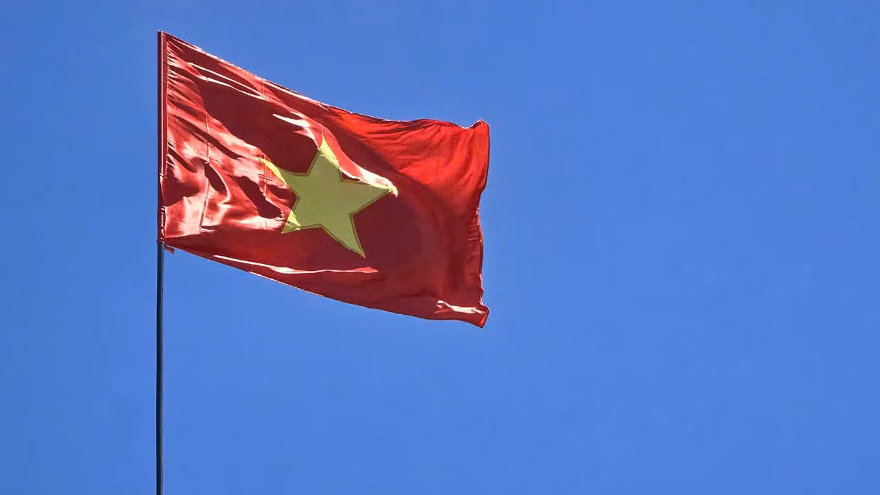 Cờ đỏ sao vàng bay trong trời xanh lộng gió ở Thành cổ Quảng Trị. Cờ đỏ sao vàng bay trong trời xanh lộng gió ở Thành cổ Quảng Trị.