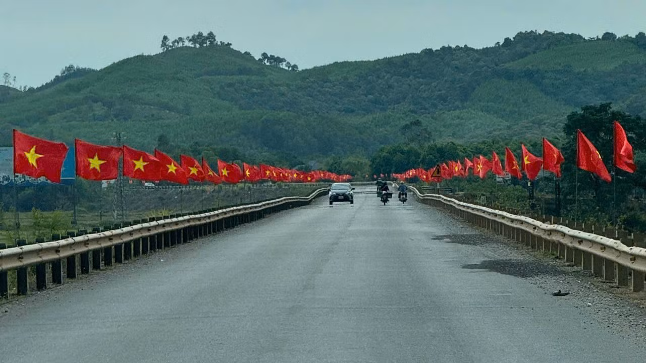 Đường cờ trên đường vào động Phong Nha, tỉnh Quảng Bình. Đường cờ trên đường vào động Phong Nha, tỉnh Quảng Bình.