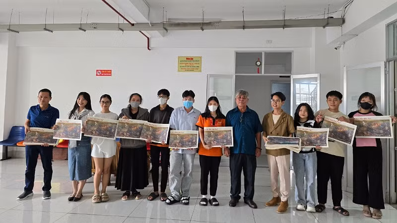 Giảng viên và sinh viên Trường cao đẳng Anh quốc BTEC FPT nhận tranh từ rất sớm.