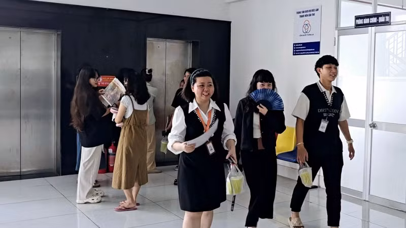 Rất nhiều bạn trẻ là sinh viên các trường đại học, cao đẳng trên địa bàn đến nhận tranh.
