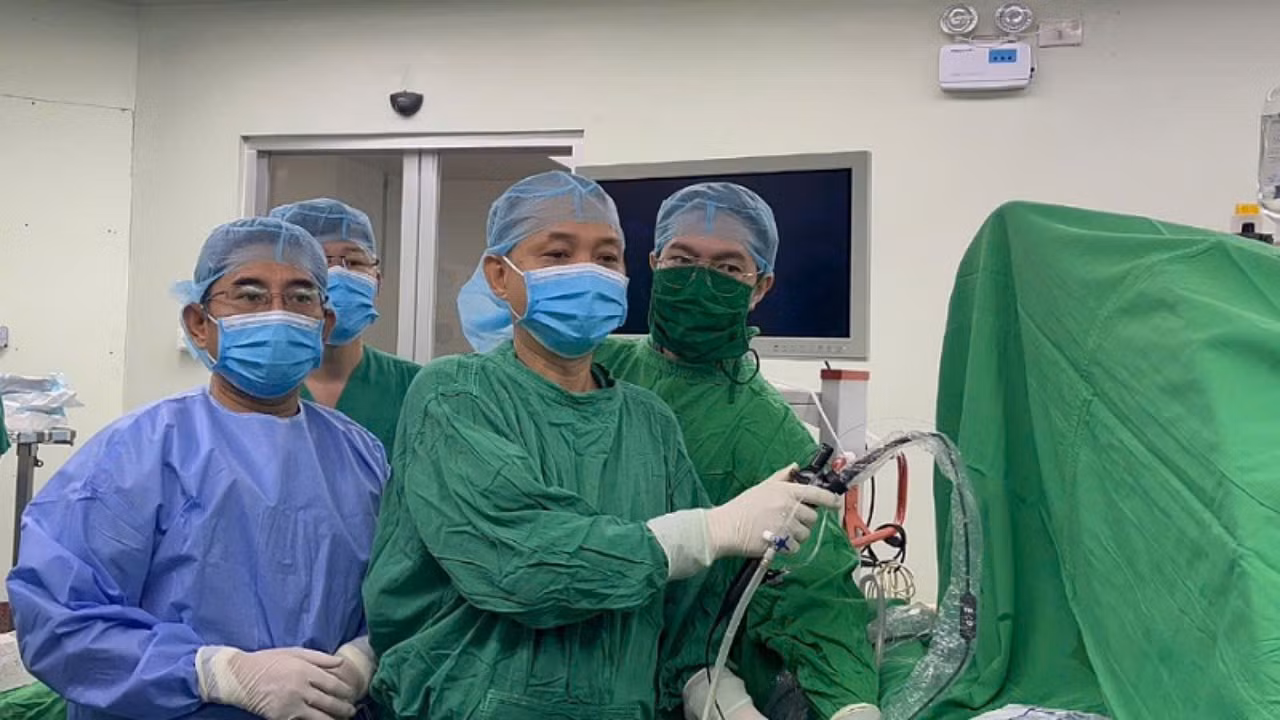 Các bác sĩ đang tiến hành tán sỏi bằng ống nội soi mềm. Các bác sĩ đang tiến hành tán sỏi bằng ống nội soi mềm.