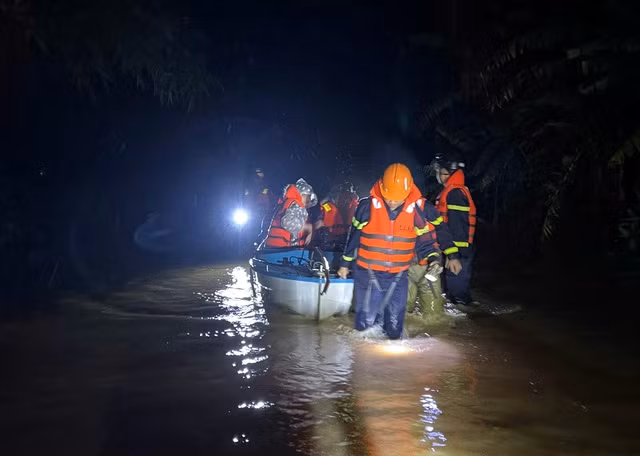 Lực lượng chức năng Quảng Trị ứng cứu người dân xã Vĩnh Long (huyện Vĩnh Linh) trong đêm 27/10.