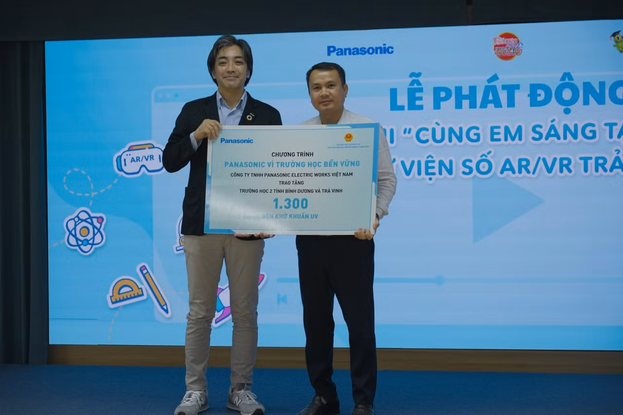 Ông Oka Hiroyuki, Giám đốc Công ty Panasonic Việt Nam (bên trái) trao biểu trưng đèn khử khuẩn tia UV cho đại diện Bộ Giáo dục và Đào tạo.