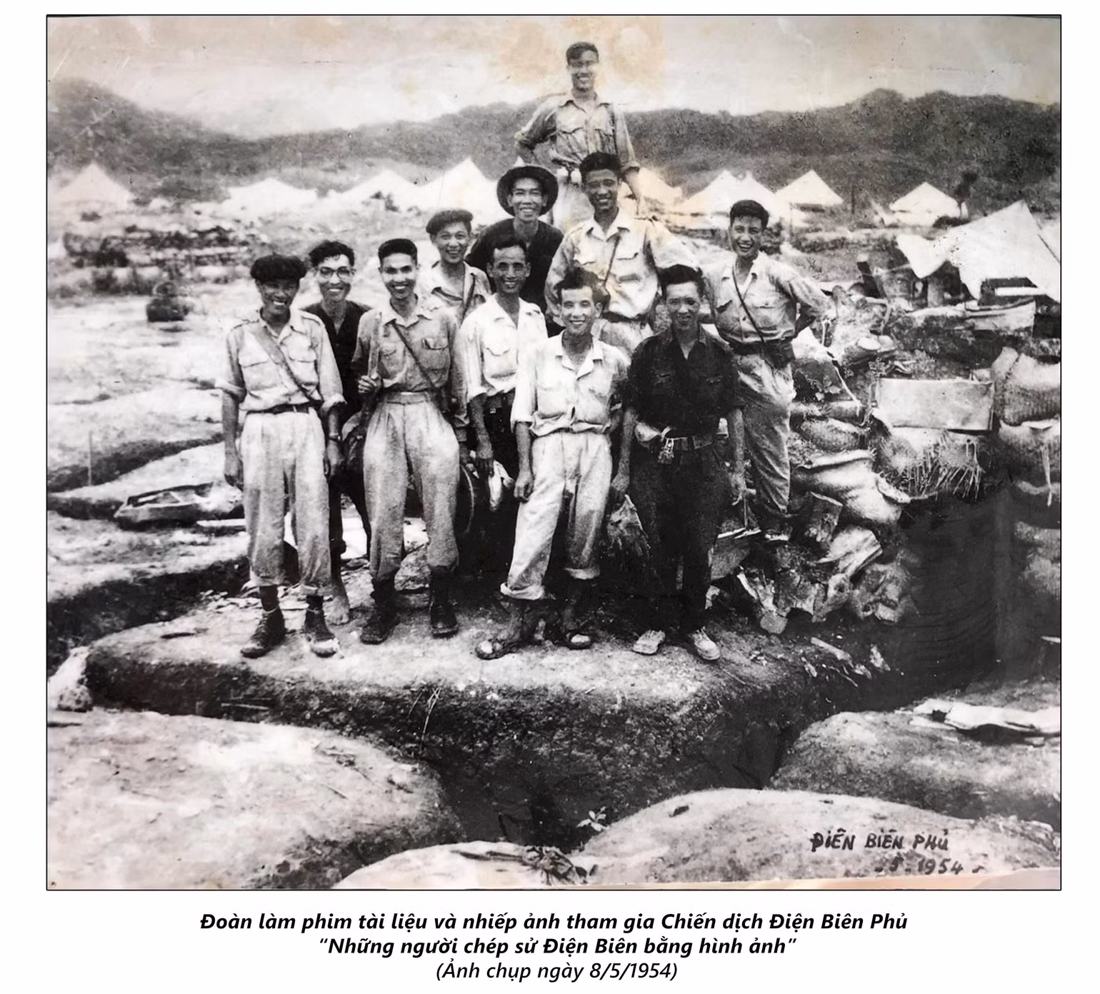 Đoàn làm phim tài liệu và nhiếp ảnh tham gia Chiến dịch Điện Biên Phủ. Ảnh chụp ngày 8/5/1954. Nguồn: Cục Điện ảnh Đoàn làm phim tài liệu và nhiếp ảnh tham gia Chiến dịch Điện Biên Phủ. Ảnh chụp ngày 8/5/1954. Nguồn: Cục Điện ảnh