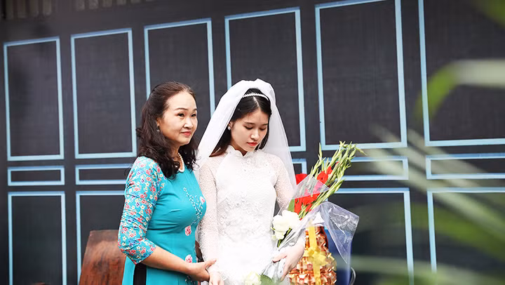 Bà mối dẫn cô dâu ra chào nhà trai.