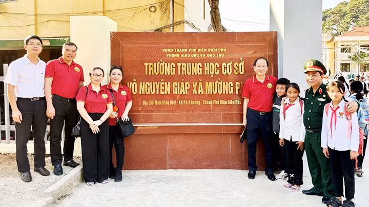 Anh Võ Hồng Nam, chị em Thu Hương, Thúy Hường và tác giả thăm Trường THCS Võ Nguyên Giáp, xã Mường Phăng.