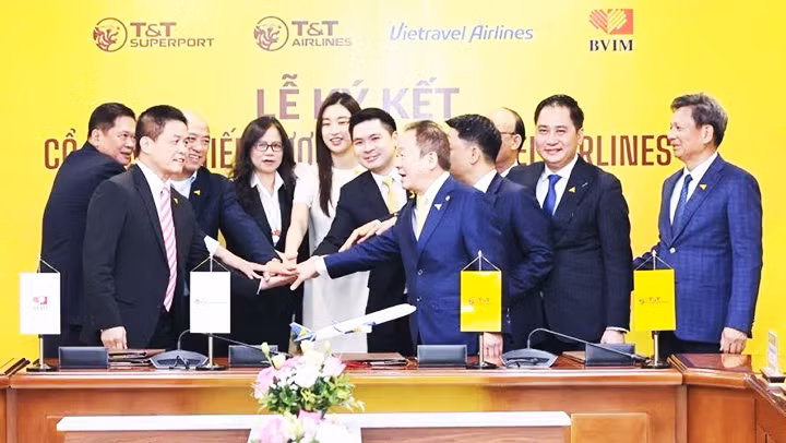 Các cổ đông chiến lược thể hiện quyết tâm đưa Vietravel Airlines phát triển. Các cổ đông chiến lược thể hiện quyết tâm đưa Vietravel Airlines phát triển.