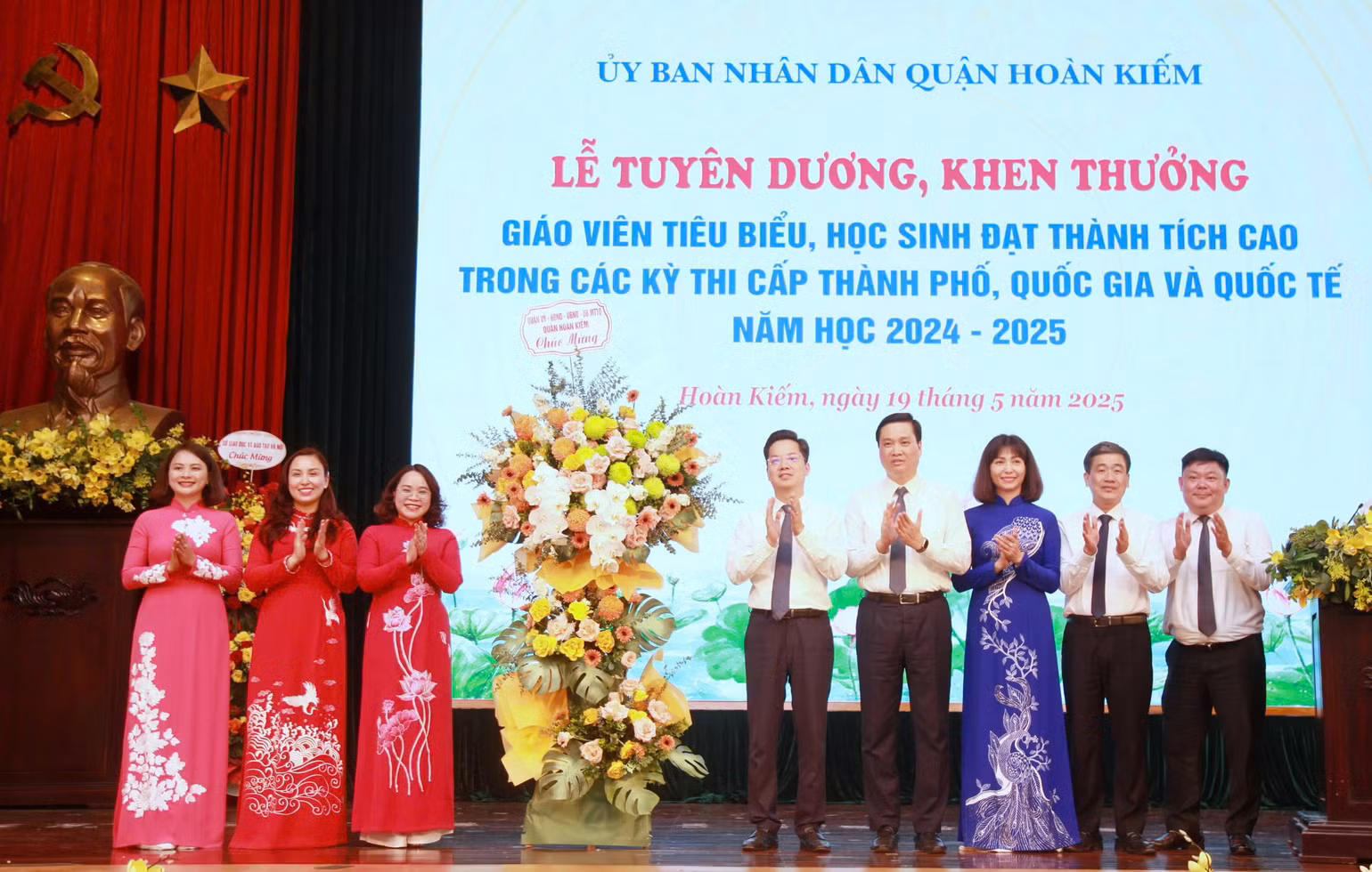 UBND Quận Hoàn Kiếm chúc mừng thành tích của thầy và trò các nhà trường trên địa bàn quận.