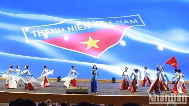 Đội văn nghệ Đoàn Thanh niên và Câu lạc bộ nhảy ADC đón chào các học sinh tham quan trường với những giai điệu trẻ trung, sôi động.