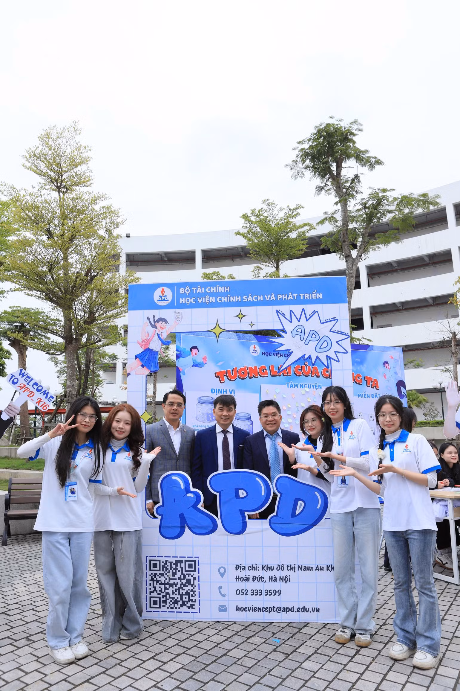 Các sinh viên năm nhất và năm hai đảm nhận vai trò hướng dẫn cho các học sinh trong hoạt động "APD Tour".
