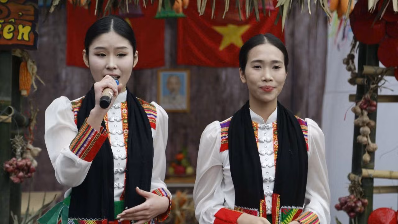 Sinh viên Học viện APD trong trang phục dân tộc.