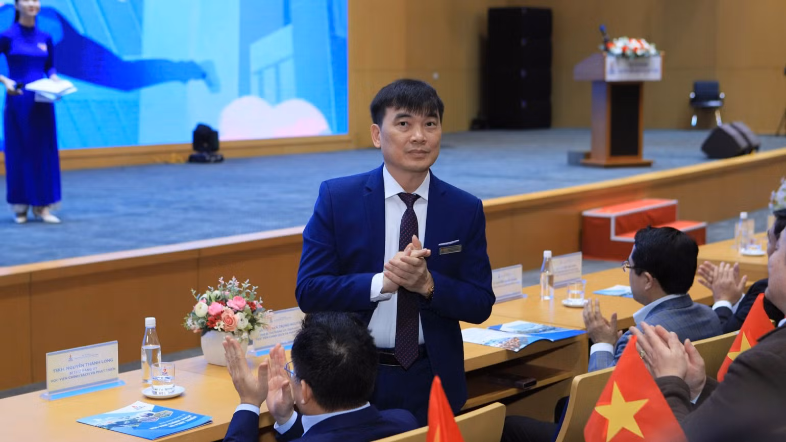 NGƯT, PGS,TS Trần Trọng Nguyên - Giám đốc Học viện Chính sách và Phát triển đón chào học sinh đến thăm Học viện.
