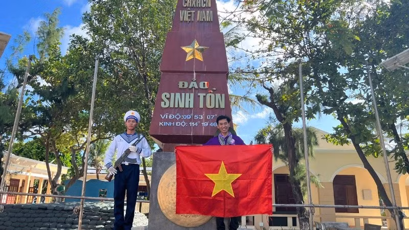 Tiến sĩ Lê Lâm và các thầy cô giáo đã đi nhiều nơi để sưu tầm và xin về những lá cờ Tổ quốc.