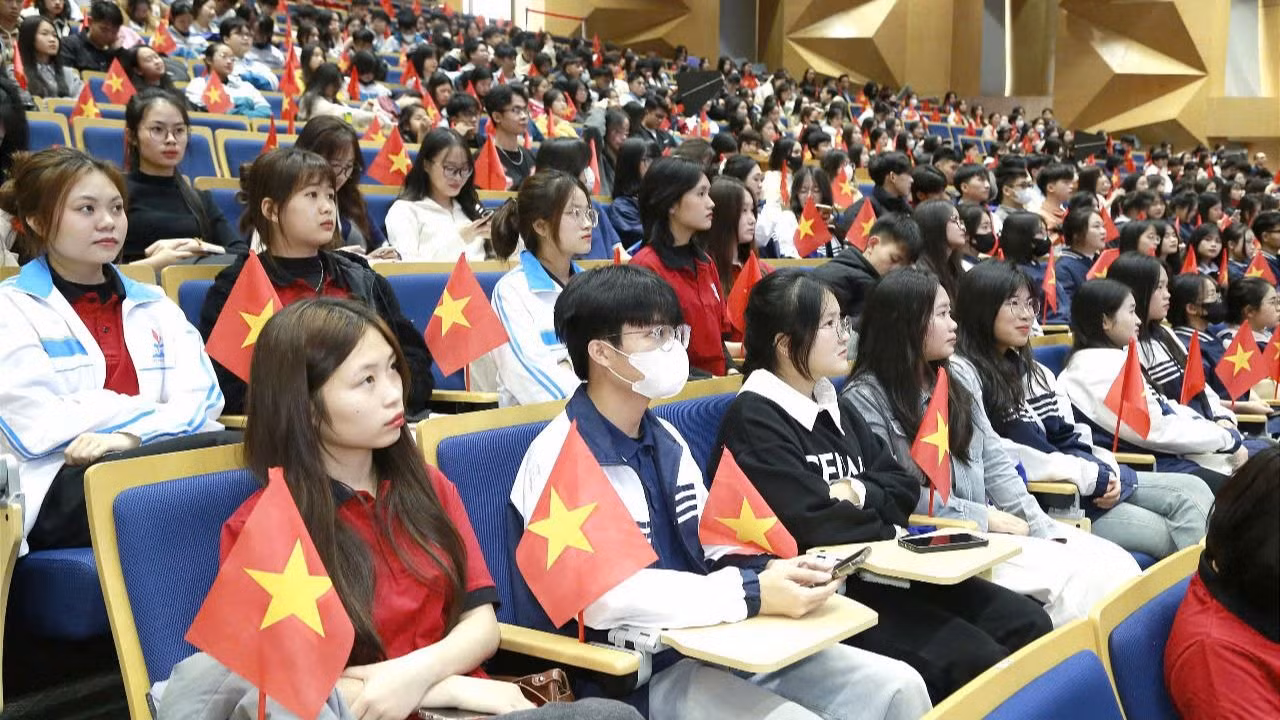 Đông đảo học sinh tham gia trải nghiệm "Một ngày làm sinh viên".