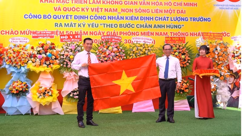 Trường cao đẳng Đại Việt Sài Gòn vinh dự nhận lá cờ do đại diện Bộ Nội Vụ trao tặng.