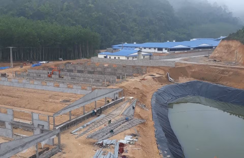 Một dự án đầu tư trang trại chăn nuôi lợn quy mô lớn đang xây dựng tại huyện Na Rì.