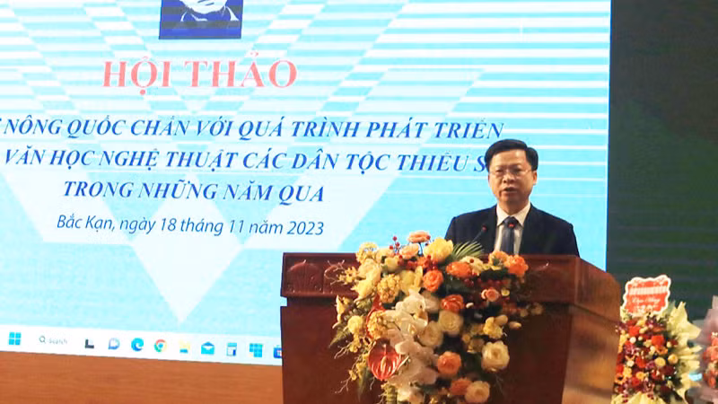 Phó Chủ tịch Ủy ban nhân dân tỉnh Bắc Kạn Phạm Duy Hưng phát biểu tại hội thảo. (Ảnh: HÀ THANH).