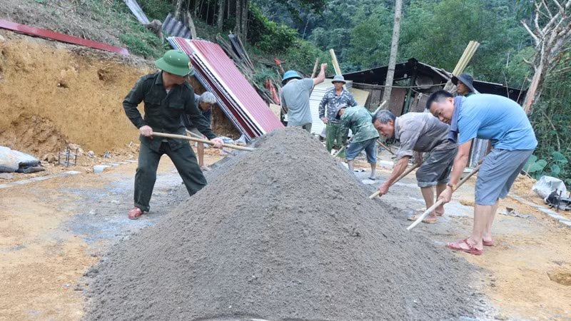 Chính quyền, đoàn thể giúp ngày công xây nhà Đại đoàn kết cho hộ nghèo ở xã Mỹ Thanh, huyện Bạch Thông. (Ảnh: NGUYỄN HẢI)