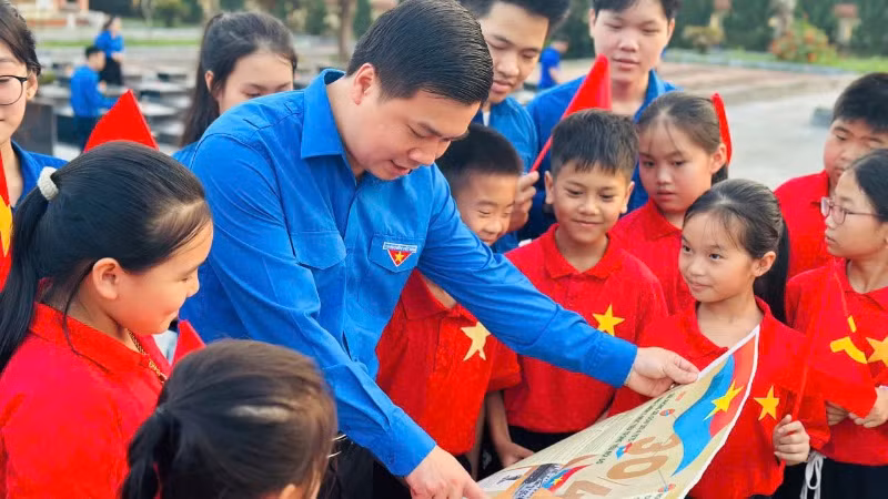 Cán bộ Tỉnh đoàn Bắc Kạn giới thiệu cho học sinh tiểu học thị trấn Phủ Thông (Bạch Thông) về nội dung phụ san đặc biệt. (Ảnh: TỈNH ĐOÀN BẮC KẠN)