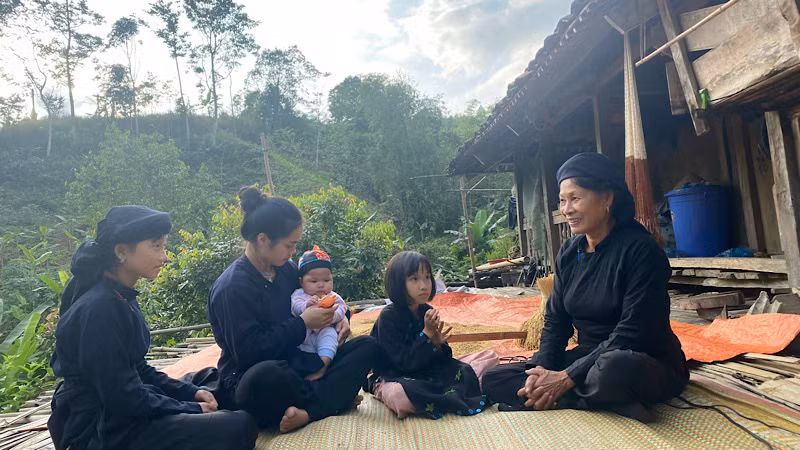 Bà Hoàng Thị Mỵ, thôn Khuổi Lè, xã Giáo Hiệu (Pác Nặm) truyền dạy hát ru cho lớp trẻ. (Ảnh: THU TRANG)