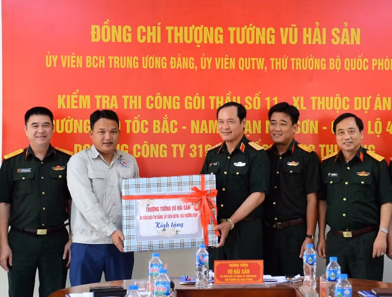 Thứ trưởng Quốc phòng tặng quà cho đơn vị thi công gói thầu 11-XL.