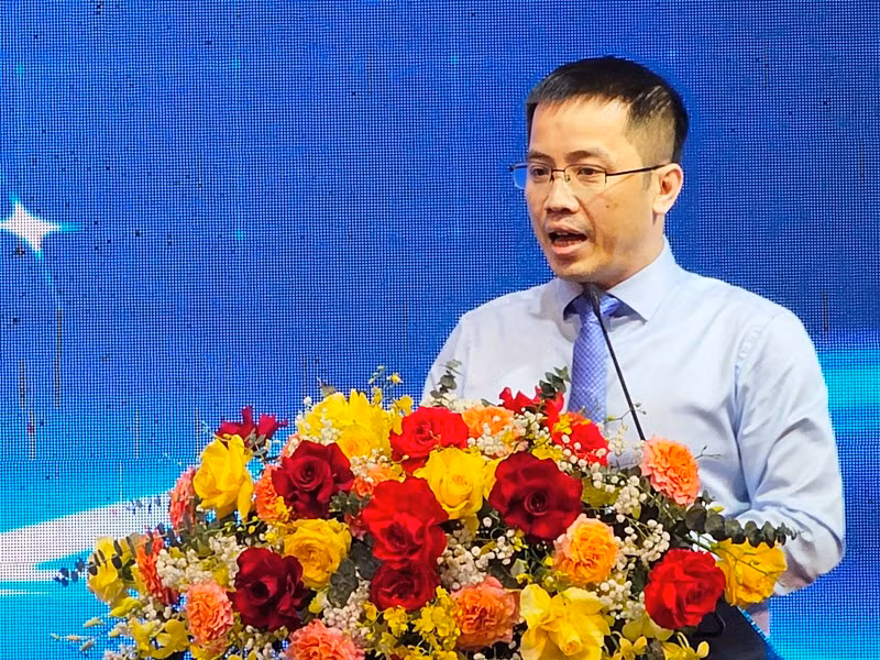 Chuyên gia tham luận trên diễn đàn.