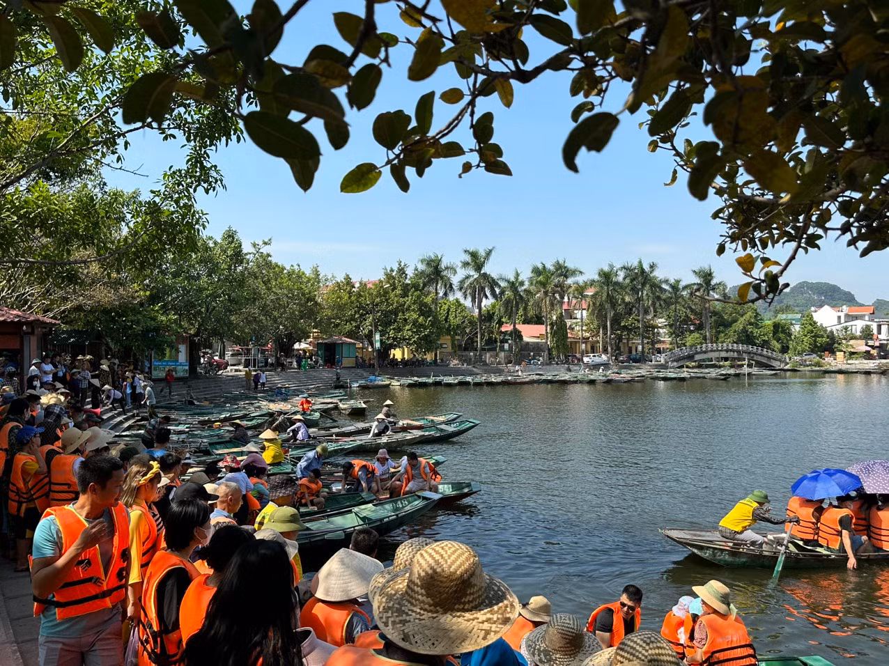Lao động được chuẩn hóa khiến hoạt động du lịch ở Tam Cốc-Bích Động thu hút được nhiều du khách hơn trong thời gian qua. (Ảnh: Sở Du lịch Ninh Bình) Lao động được chuẩn hóa khiến hoạt động du lịch ở Tam Cốc-Bích Động thu hút được nhiều du khách hơn trong thời gian qua. (Ảnh: Sở Du lịch Ninh Bình)