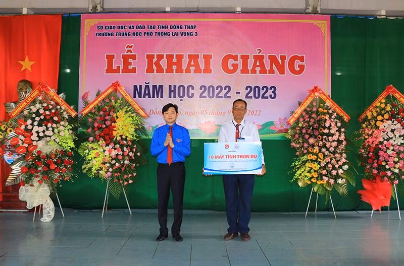 Bí thư Trung ương Đoàn Nguyễn Minh Triết trao bảng tượng trưng tặng 10 bộ máy vi tính. Bí thư Trung ương Đoàn Nguyễn Minh Triết trao bảng tượng trưng tặng 10 bộ máy vi tính.