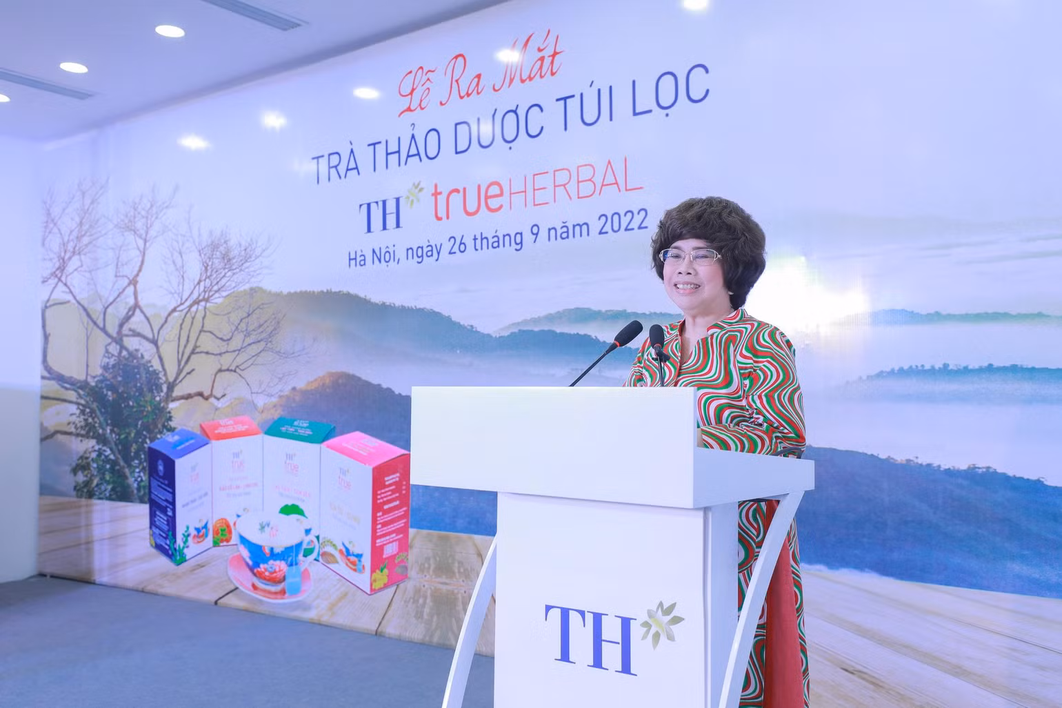 Bà Thái Hương - Nhà sáng lập, Chủ tịch Hội đồng Chiến lược tập đoàn TH phát biểu tại lễ ra mắt Trà thảo dược túi lọc TH true HERBAL.