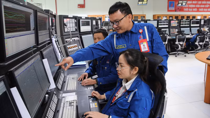 Cán bộ, kỹ sư của BSR đang theo dõi, chỉ đạo vận hành sản xuất. Cán bộ, kỹ sư của BSR đang theo dõi, chỉ đạo vận hành sản xuất.