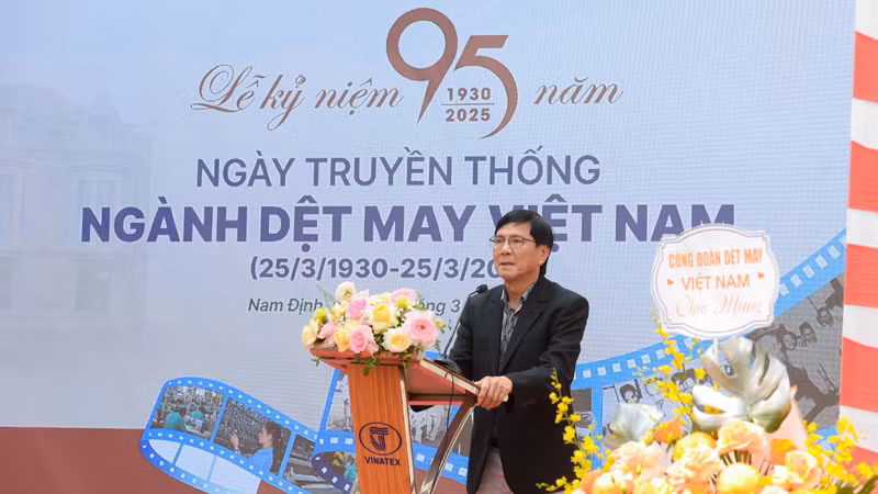 Nguyên Chủ tịch Hội đồng quản trị Tập đoàn Dệt may Việt Nam Lê Quốc Ân phát biểu tại buổi lễ.