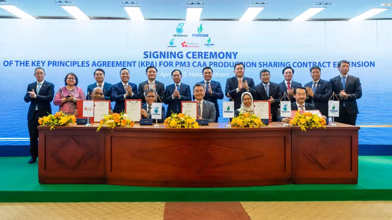 Các đại biểu chứng kiến lễ ký thỏa thuận nguyên tắc chính gia hạn hợp đồng chia sản phẩm dầu khí (PSC) tại Lô PM3 CAA. Các đại biểu chứng kiến lễ ký thỏa thuận nguyên tắc chính gia hạn hợp đồng chia sản phẩm dầu khí (PSC) tại Lô PM3 CAA.