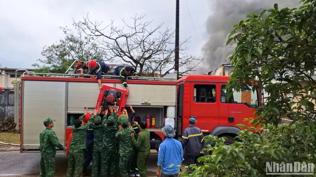 Lực lượng chức năng triển khai công tác chữa cháy. Lực lượng chức năng triển khai công tác chữa cháy.