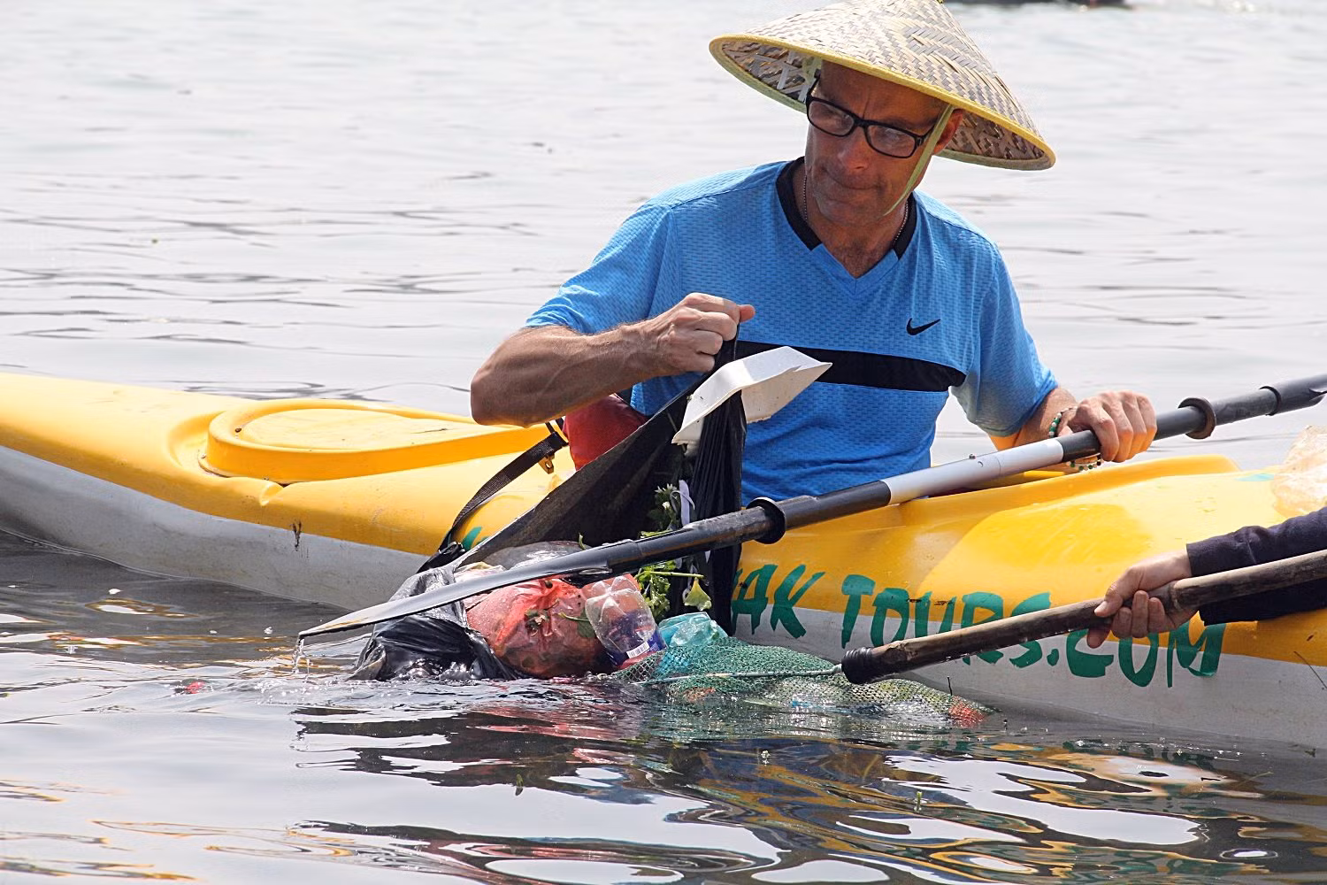 Sẵn sàng trả 10 USD, chỉ để được chèo thuyền vớt rác ở Hội An. Nguồn: Hoian Kayak Tours Sẵn sàng trả 10 USD, chỉ để được chèo thuyền vớt rác ở Hội An. Nguồn: Hoian Kayak Tours