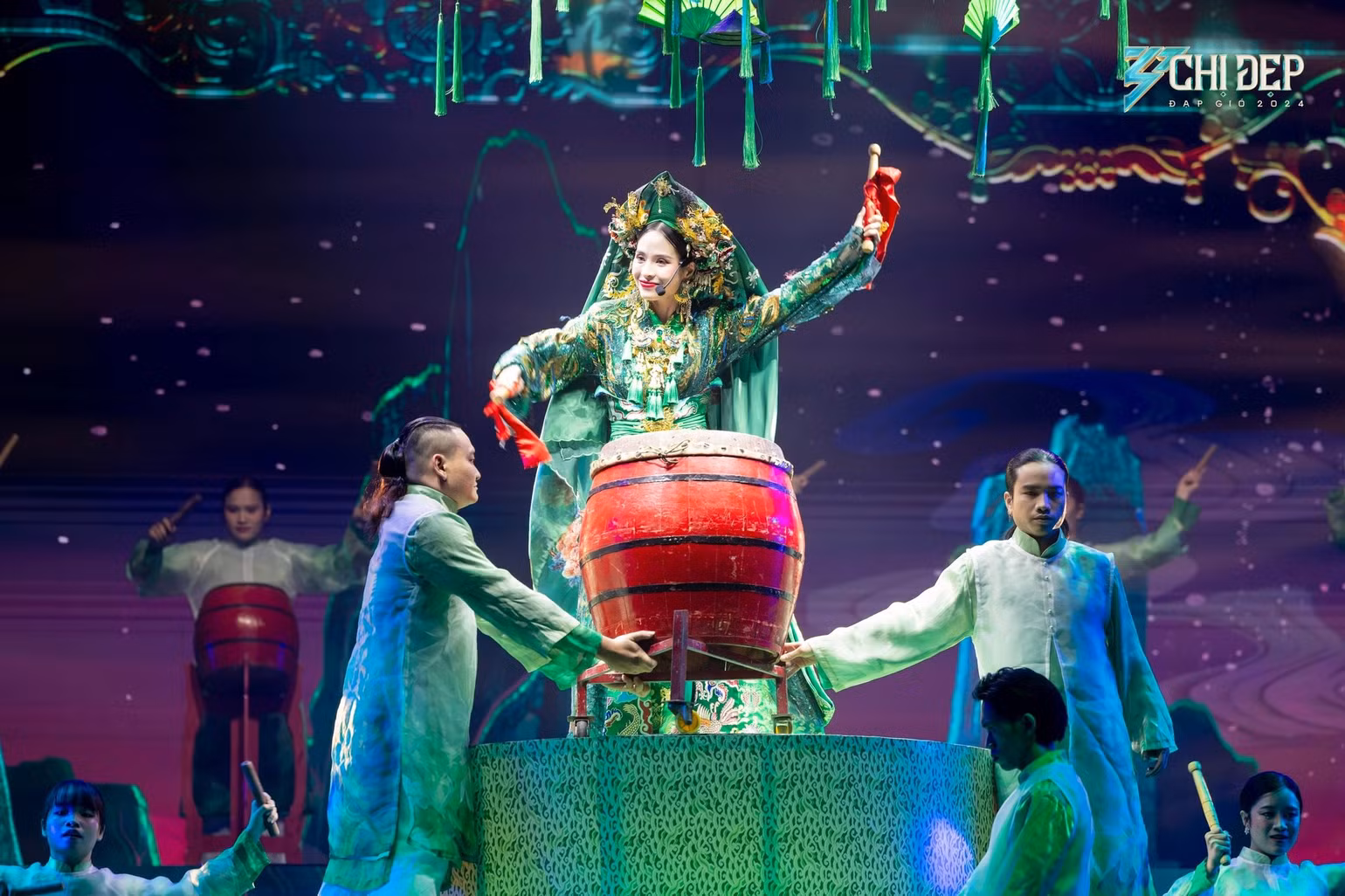 Phong nữ - Cô Đôi Thượng ngàn bản mush up lấy cảm hứng chầu văn được giới trẻ hưởng ứng nồng nhiệt. Phong nữ - Cô Đôi Thượng ngàn bản mush up lấy cảm hứng chầu văn được giới trẻ hưởng ứng nồng nhiệt.