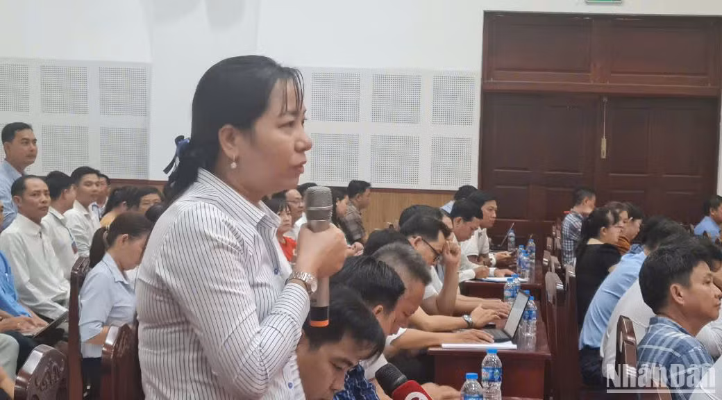 Cử tri tham gia phát biểu ý kiến, kiến nghị tại cuộc tiếp xúc cử tri. (Ảnh: PHÙNG DŨNG) Cử tri tham gia phát biểu ý kiến, kiến nghị tại cuộc tiếp xúc cử tri. (Ảnh: PHÙNG DŨNG)