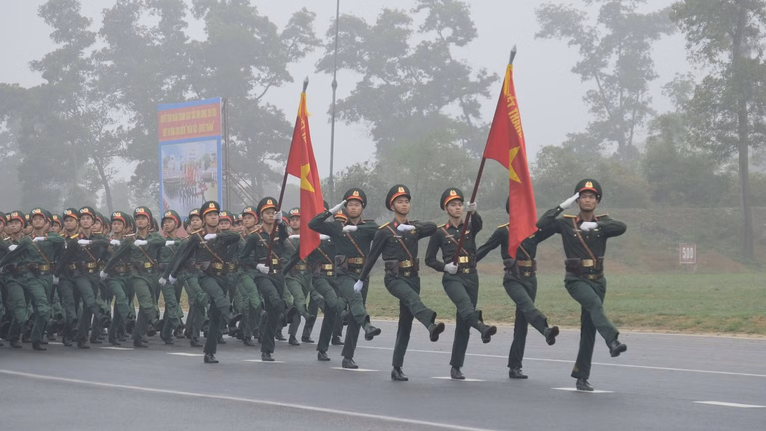 Khối Quân kỳ quyết thắng tiến vào lễ đài.