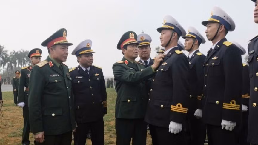 Đại tướng Nguyễn Tân Cương kiểm tra trang phục các khối tham gia hợp luyện.