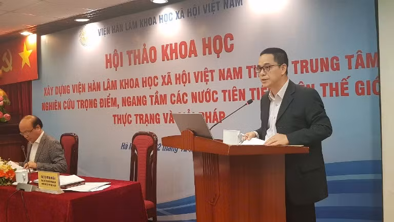 Phó Giáo sư, Tiến sĩ Tạ Minh Tuấn phát biểu Đề dẫn hội thảo. Phó Giáo sư, Tiến sĩ Tạ Minh Tuấn phát biểu Đề dẫn hội thảo.