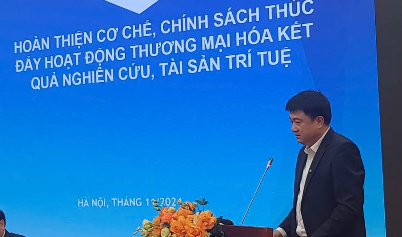 Giáo sư, Tiến sĩ Chu Hoàng Hà, Phó Chủ tịch Viện Hàn lâm Khoa học và Công nghệ Việt Nam trình bày tham luận: Hoàn thiện cơ chế, chính sách thúc đẩy hoạt động thương mại hóa kết quả nghiên cứu, tài sản trí tuệ và phát triển thị trường khoa học và công nghệ.