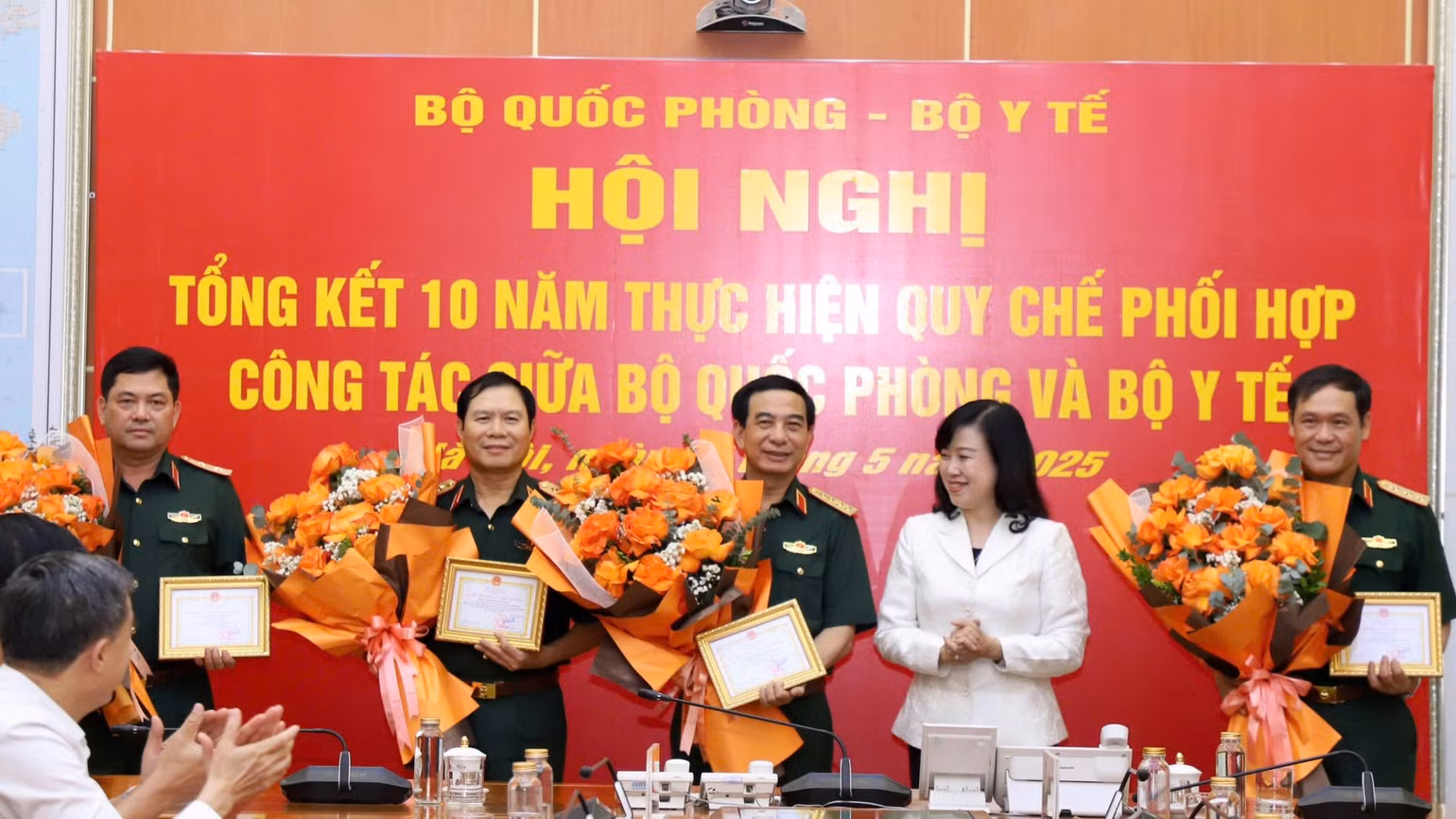 Trao tặng Kỷ niệm chương vì sức khỏe nhân dân.