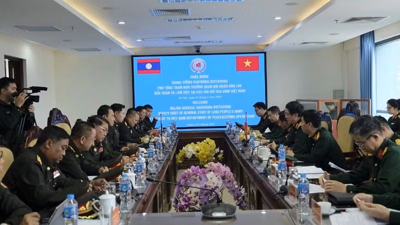 Quang cảnh buổi tiếp Đoàn Quân đội nhân dân Lào.