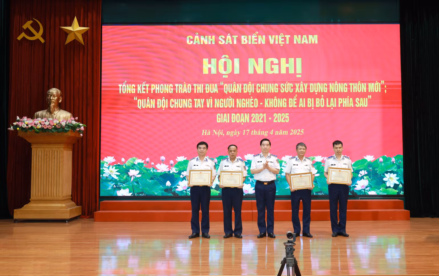 Trung tướng Bùi Quốc Oai trao Bằng khen cho các tập thể, cá nhân có thành tích xuất sắc.