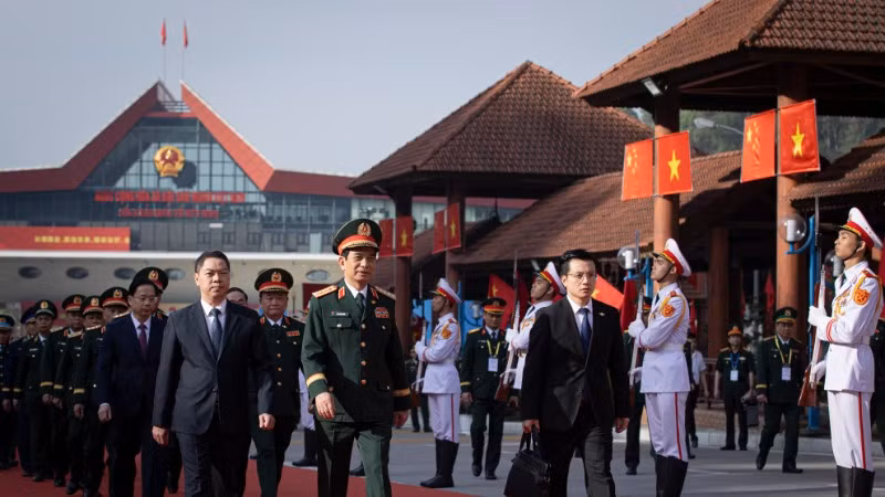Lễ tiễn đoàn được tổ chức trọng thể tại khu vực cửa khẩu.
