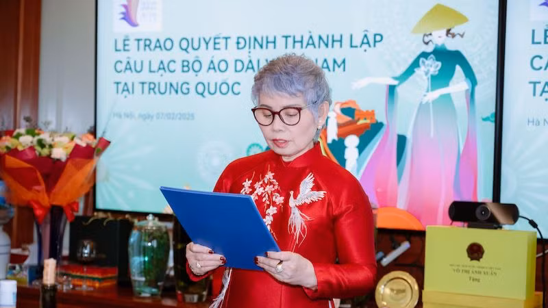 Bà Khúc Thị Dậu, Phó Chủ nhiệm Câu lạc bộ Di sản áo dài Việt Nam đọc quyết định thành lập Câu lạc bộ Di sản Áo dài Việt Nam tại Trung Quốc.